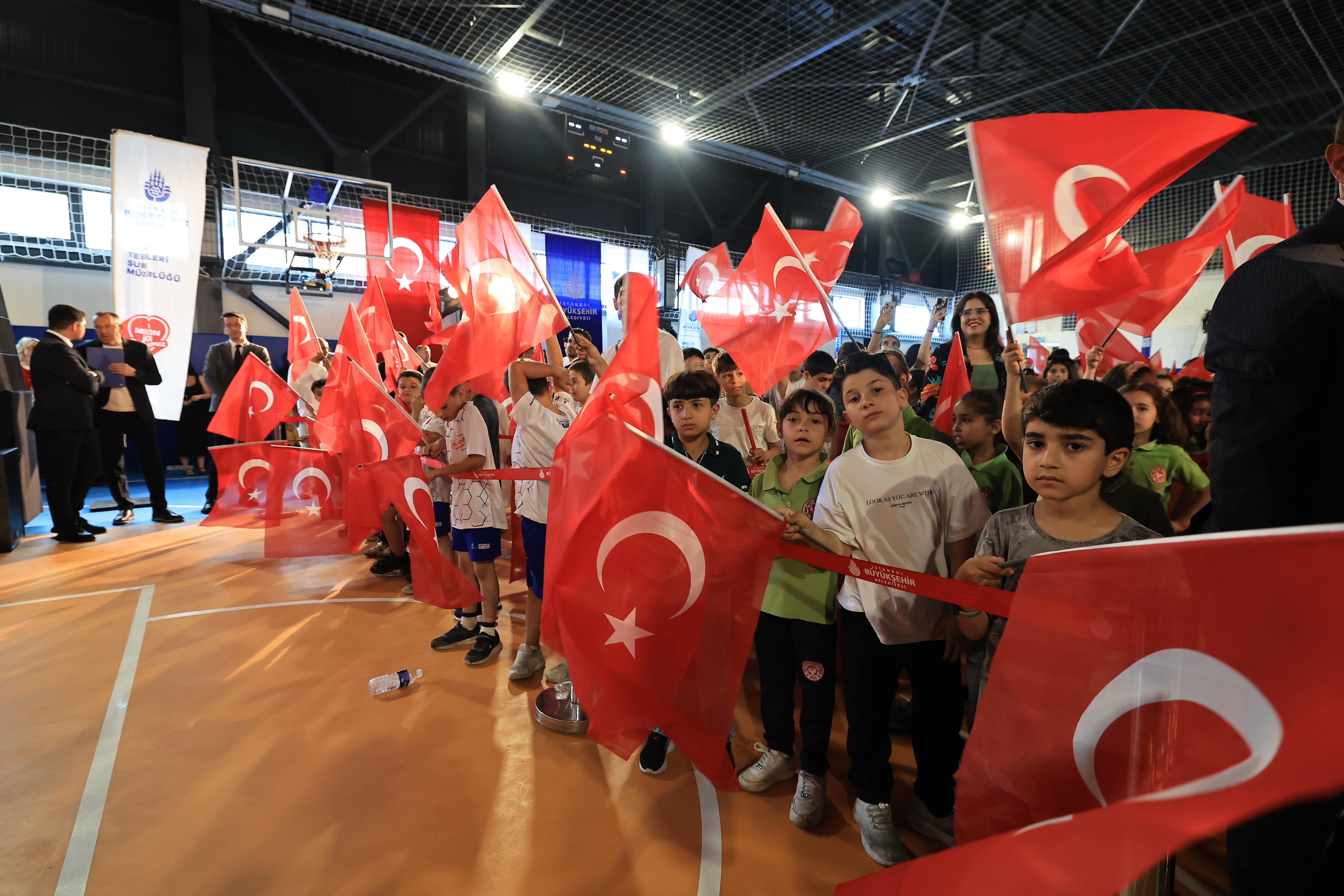 ŞEHİT SEVGİ YEŞİLYURT İLKOKULU SPOR SALONU AÇILDI